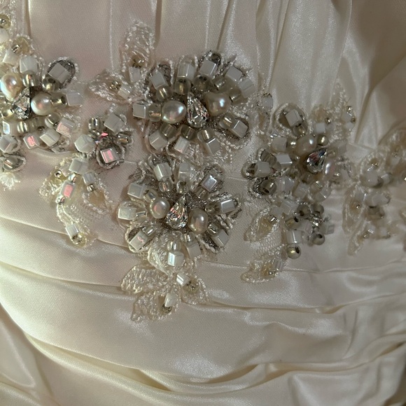 Used wedding gown. - Picture 8 of 15